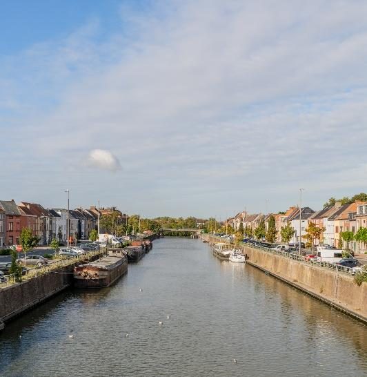 De Gasmeterlaan langs het water in Gent